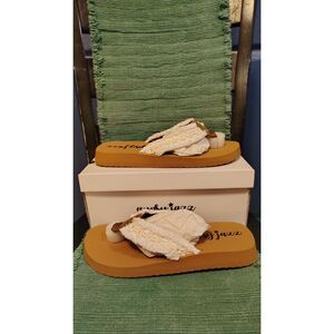 NWT Gypsy Jazz white daisy Flip‎ Flops